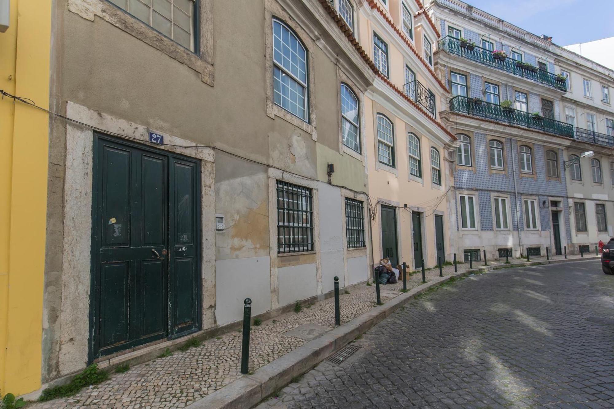 100 A - Central Lisbon Flat By Pink St. *