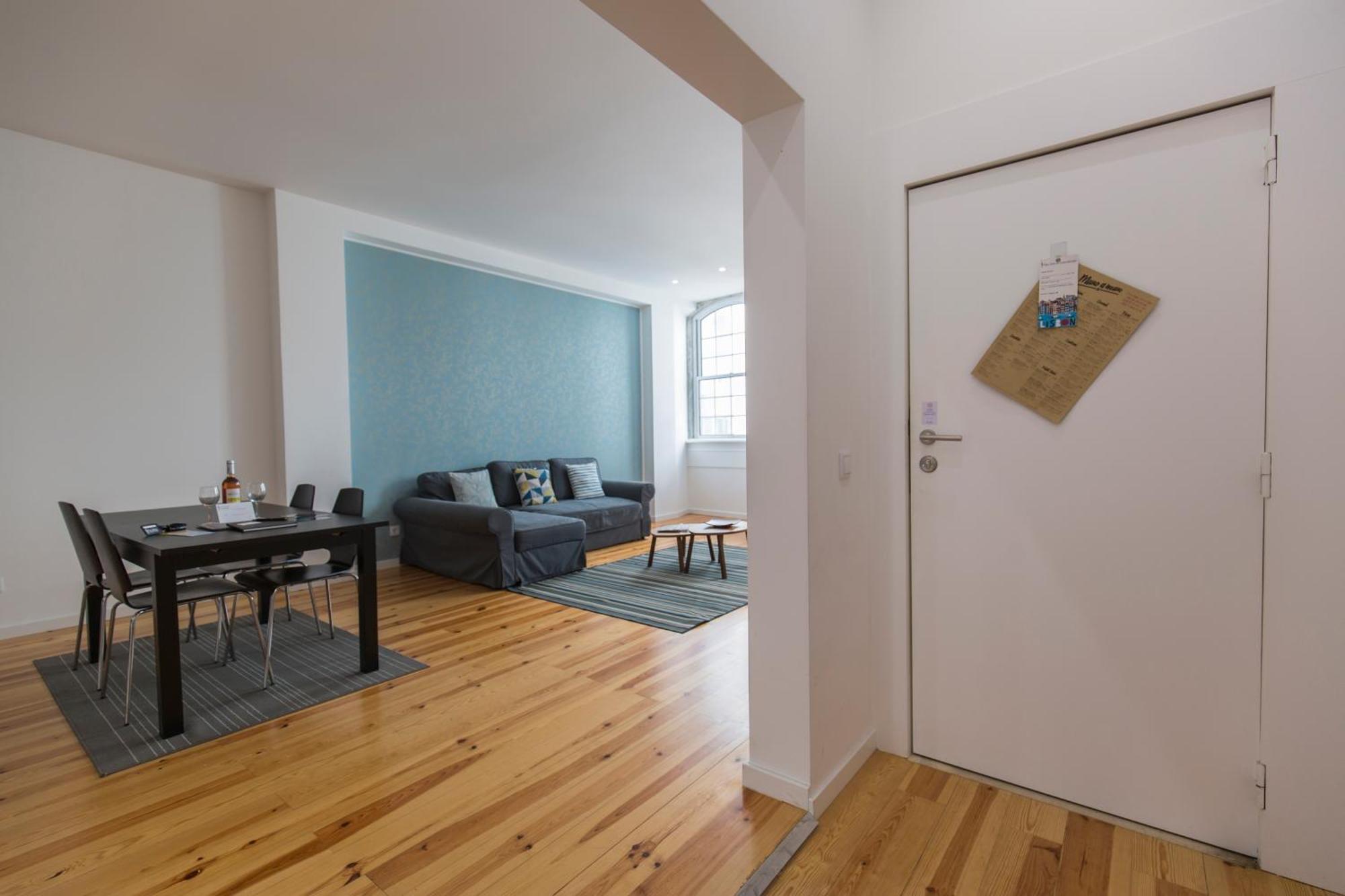 100 A - Central Lisbon Flat By Pink St. *