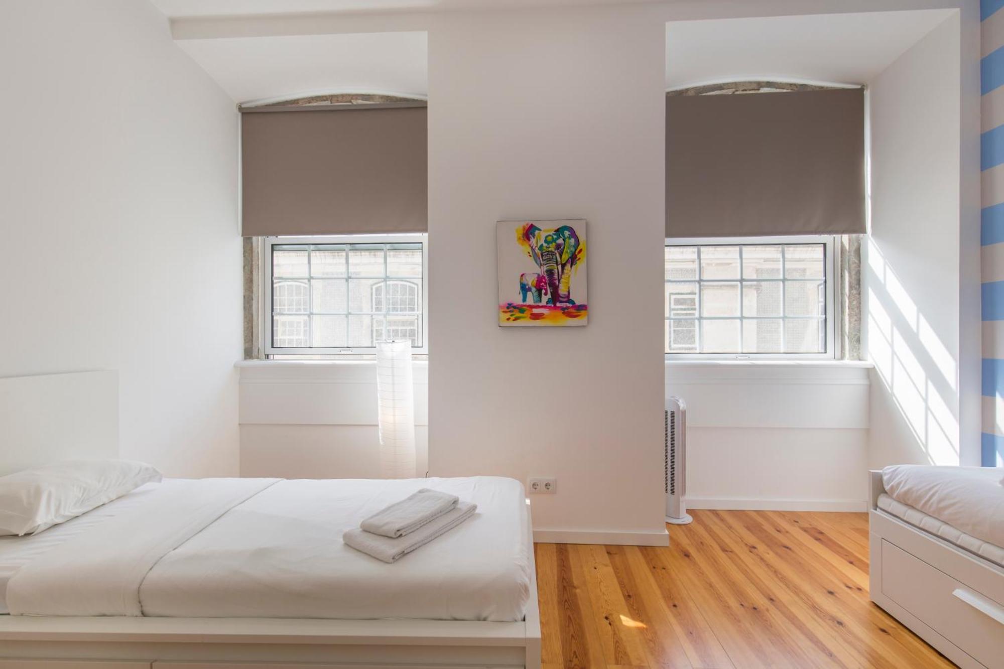 100 A - Central Lisbon Flat By Pink St.