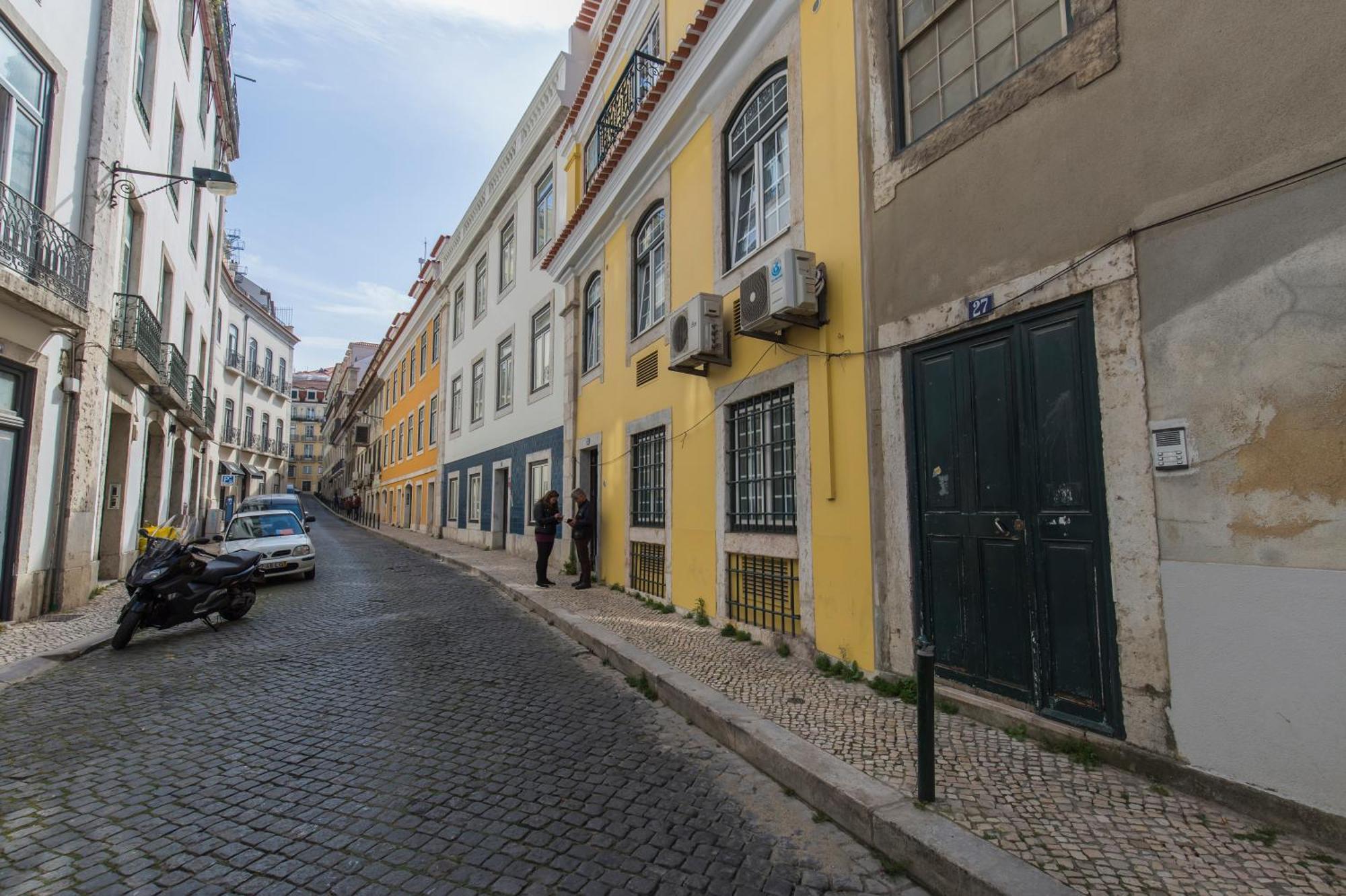 100 A - Central Lisbon Flat By Pink St. *