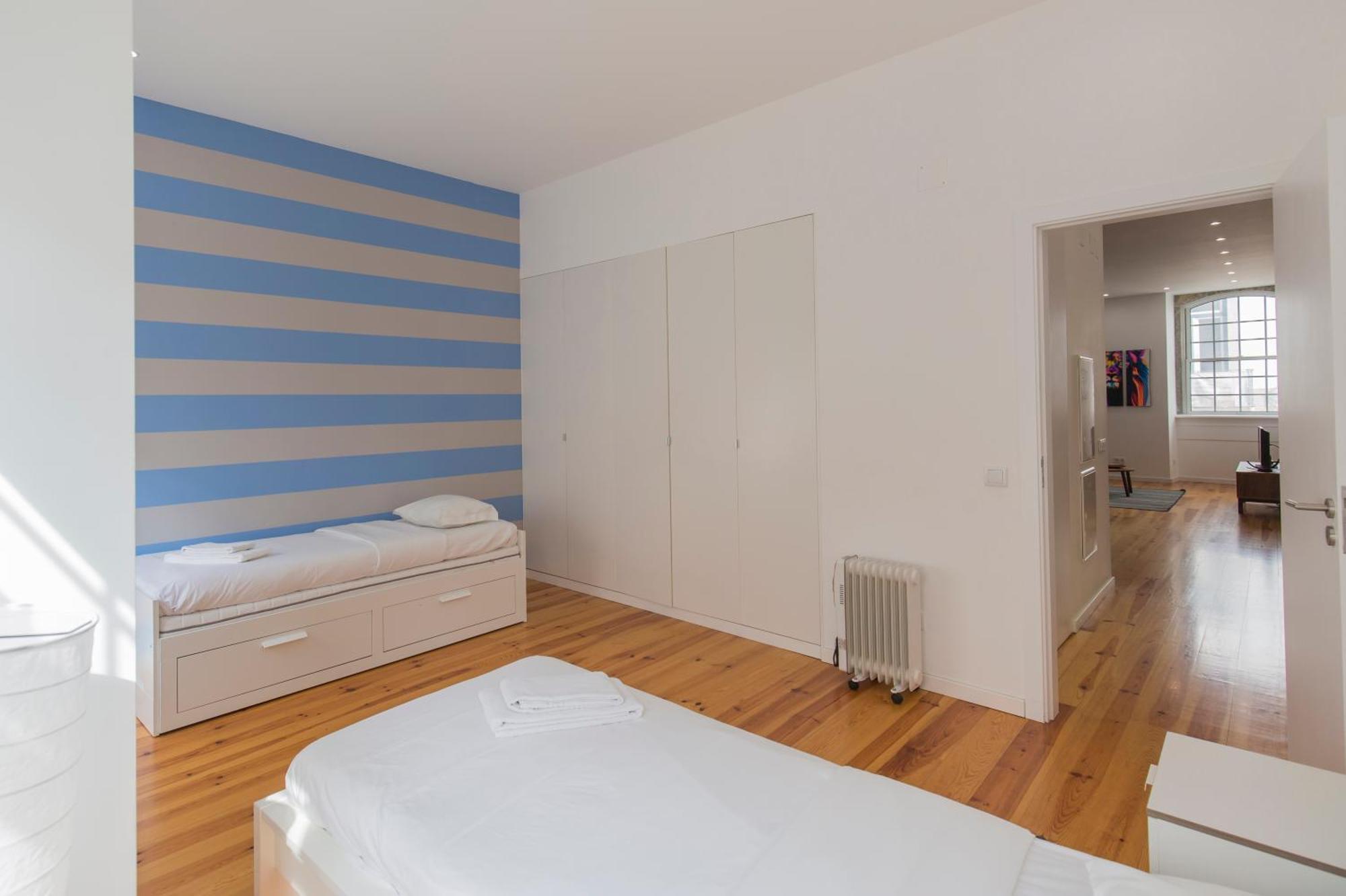 100 A - Central Lisbon Flat By Pink St. *