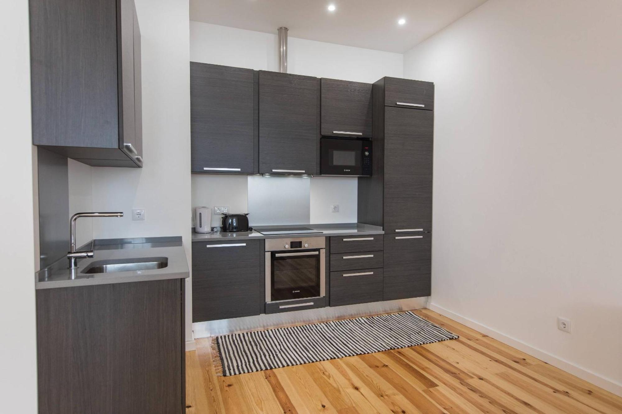 100 A - Central Lisbon Flat By Pink St. *