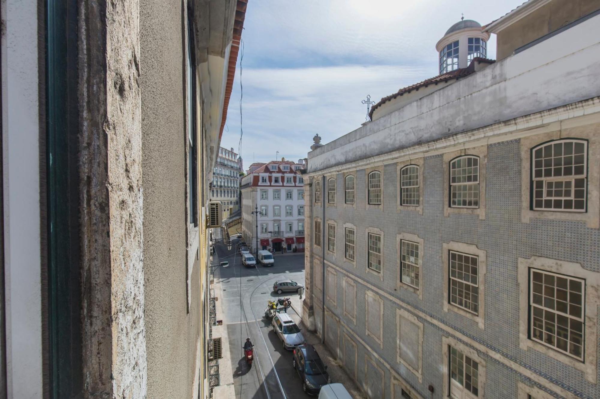 100 A - Central Lisbon Flat By Pink St.